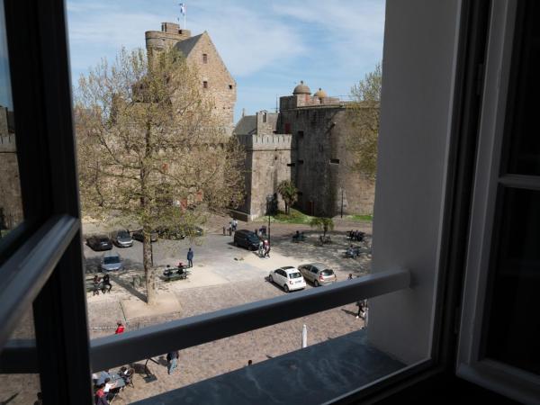 Hotel De L'univers : photo 3 de la chambre chambre triple supérieure avec vue sur le château