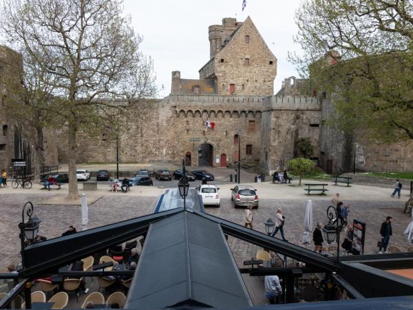 Hotel De L'univers : photo 4 de la chambre chambre triple supérieure avec vue sur le château