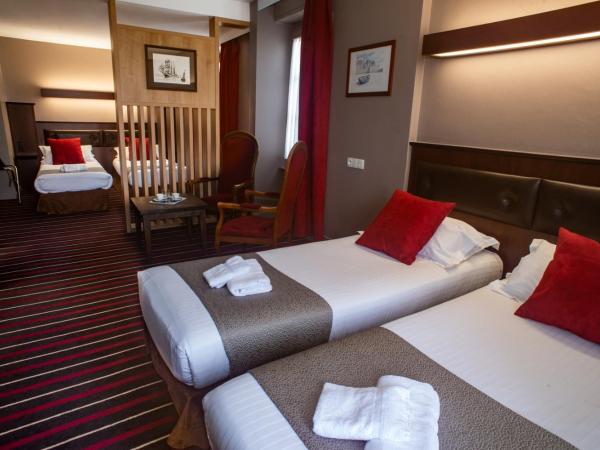 Hotel De L'univers : photo 1 de la chambre chambre quadruple supérieure avec vue sur le château