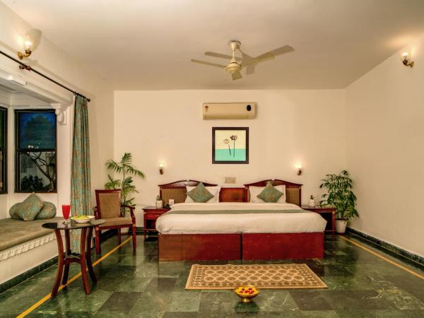 Swaroop Vilas - Lake Facing Boutique Hotel : photo 4 de la chambre chambre supérieure lit queen-size