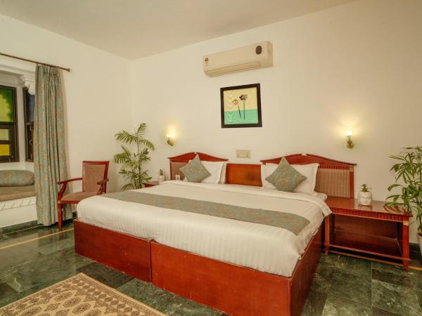 Swaroop Vilas - Lake Facing Boutique Hotel : photo 7 de la chambre chambre supérieure lit queen-size
