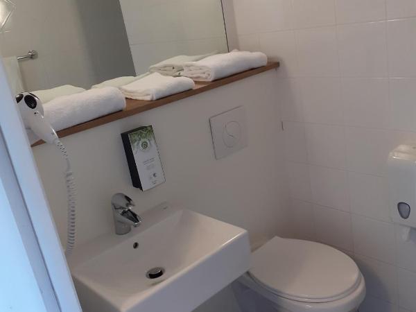 Kyriad Carcassonne - Aéroport : photo 9 de la chambre chambre lits jumeaux standard