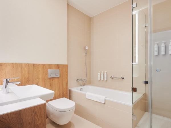 Courtyard by Marriott Warsaw Airport : photo 3 de la chambre suite junior