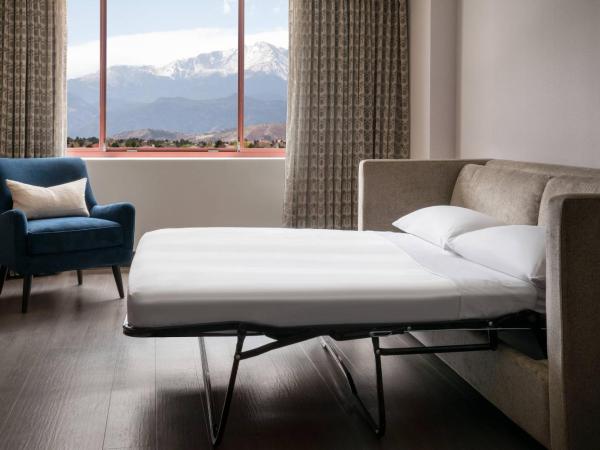 Colorado Springs Marriott : photo 7 de la chambre mountain view corner concierge lounge access, guest room