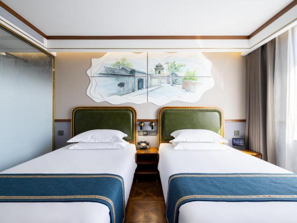 Time Traveller Boutique Hotel - Near National Convention Centre, National Stadium , Olympic Forest Park , National Tennis Center, Beishatan subway station, Hail taxi, Free laundry, Tourism consultation : photo 4 de la chambre chambre lits jumeaux supérieure