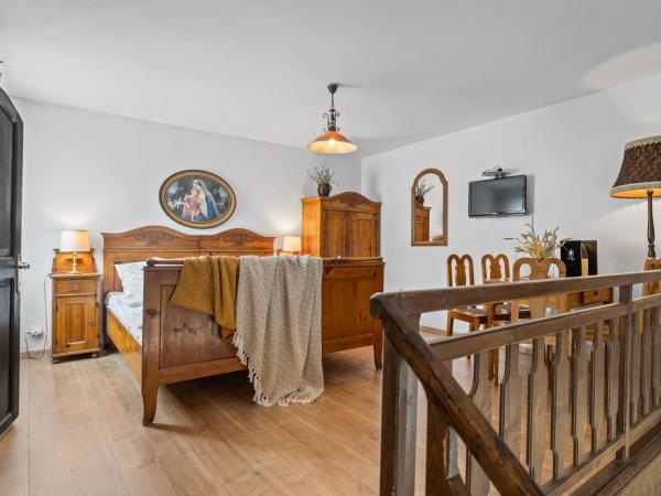 Pension a restaurace Regina : photo 4 de la chambre chambre familiale avec salle de bains privative