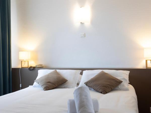 Hôtel Les Lentisques : photo 1 de la chambre chambre simple - vue sur piscine