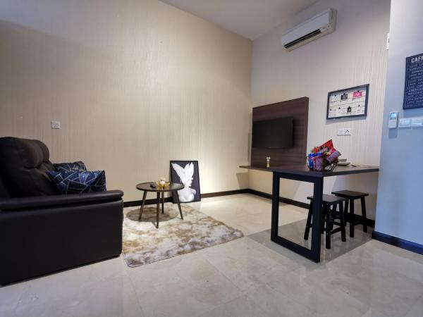 Attic Home Melaka Silverscape Residence & Jonker : photo 6 de la chambre superior king studio (private bathtub and city view)