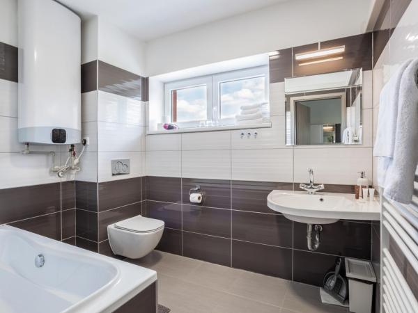 Elendris - Ubytování u kostela : photo 4 de la chambre chambre familiale avec baignoire