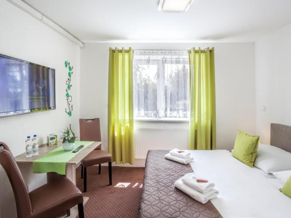 Elendris - Ubytování u kostela : photo 8 de la chambre chambre deluxe double ou lits jumeaux