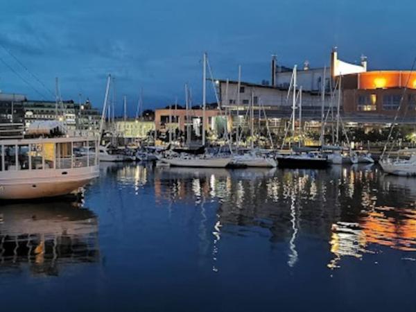 Husbåten Vega 1 Göteborg City : photo 2 de la chambre mobile home