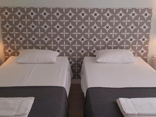 Hostel A Casa da Árvore : photo 4 de la chambre chambre lits jumeaux avec salle de bains privative séparée