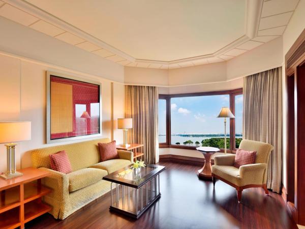 Hyderabad Marriott Hotel & Convention Centre : photo 8 de la chambre deluxe suite lake view with bathtub