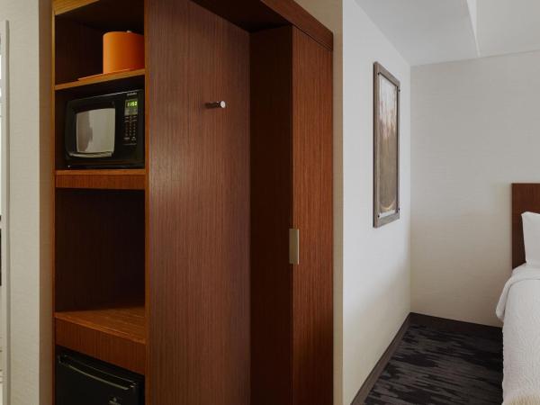 Fairfield Inn & Suites by Marriott Columbus Airport : photo 1 de la chambre hébergement lit king-size avec canapé-lit - non-fumeurs