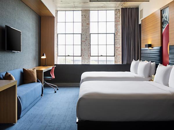 Aloft Dallas Downtown : photo 2 de la chambre aloft, chambre d'hôtes, 2 lits queen-size