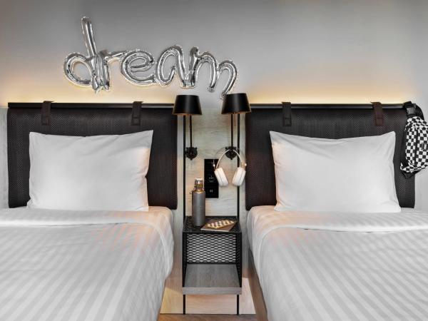 Moxy Lille City : photo 2 de la chambre chambre lits jumeaux moxy sleeper avec 2 lits jumeaux/simples