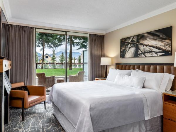 The Westin Resort & Spa, Whistler : photo 1 de la chambre suite studio accessible aux personnes à mobilité réduite avec 1 lit queen-size et cheminée - tour ouest