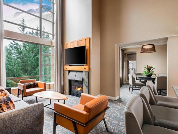 The Westin Resort & Spa, Whistler : photo 1 de la chambre suite penthouse avec 2 lits queen-size et 2 canapé-lits - vue sur montagne.