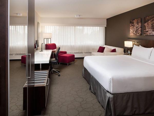 Delta Hotels by Marriott Calgary South : photo 1 de la chambre chambre lit king-size club avec accès au salon