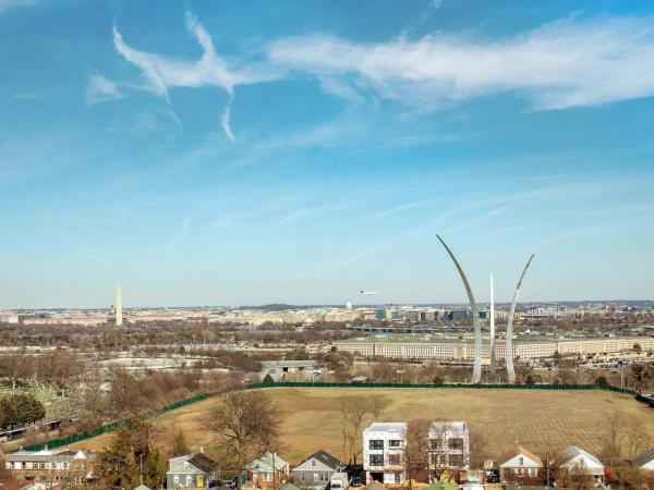 Sheraton Pentagon City : photo 3 de la chambre chambre lit king-size - vue sur washington dc et sur ville - bâtiment principal