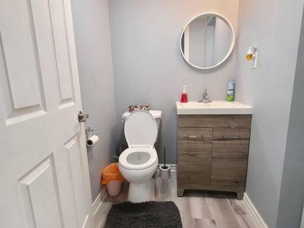 Cloud Bnb Downtown Ottawa : photo 9 de la chambre chambre familiale avec salle de bains commune