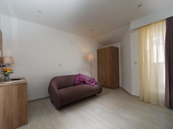 Hotel Biokovo : photo 5 de la chambre suite 1 chambre avec balcon