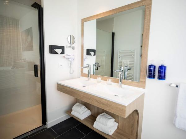 Le Barracuda & Spa, Centre Port, pieds dans l'eau, vue mer : photo 3 de la chambre suite junior avec balcon et accès au spa - vue panoramique