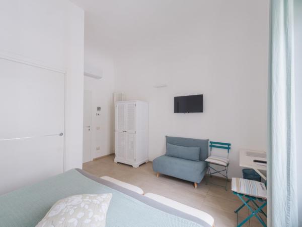 Central Savona B&B : photo 5 de la chambre chambre double avec lit d'appoint