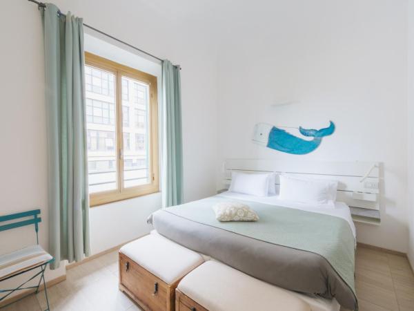 Central Savona B&B : photo 6 de la chambre chambre double avec lit d'appoint