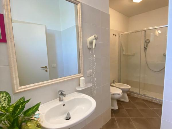 Hotel Villa del Parco : photo 8 de la chambre chambre quadruple supérieure