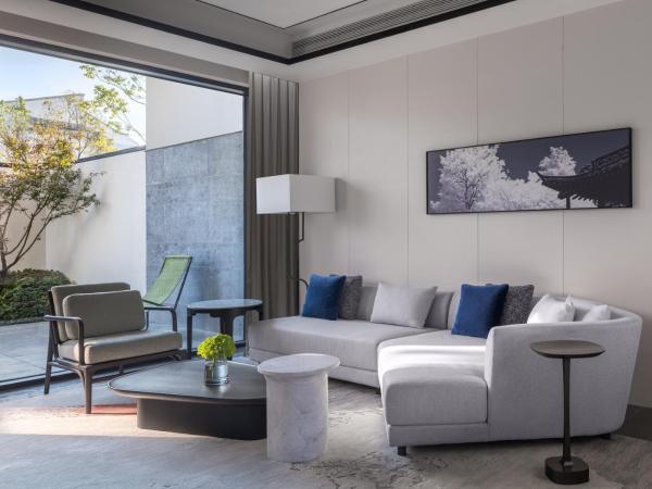 Kimpton Bamboo Grove Suzhou, an IHG Hotel : photo 1 de la chambre one-bedroom king suite with outdoor living area