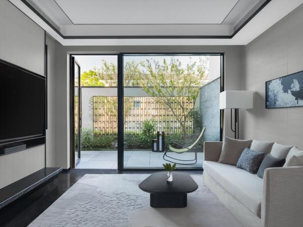 Kimpton Bamboo Grove Suzhou, an IHG Hotel : photo 3 de la chambre one-bedroom king suite with outdoor living area