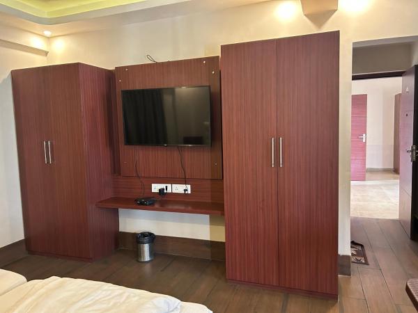 The Aster Enclave Hotel : photo 6 de la chambre suite lit king-size