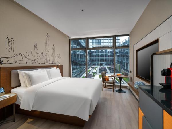 UrCove by HYATT Futian CBD : photo 1 de la chambre chambre lit king-size - vue sur jardin