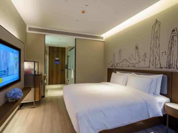 UrCove by HYATT Futian CBD : photo 3 de la chambre chambre lit king-size de luxe - vue sur jardin