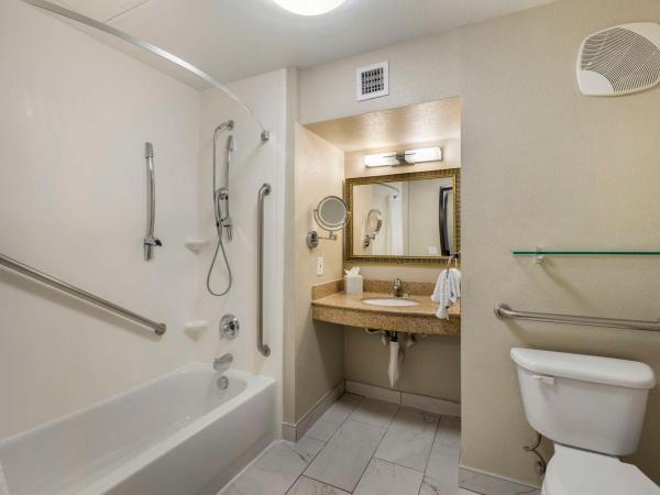 Best Western Plus Henderson Hotel : photo 5 de la chambre chambre lit king-size avec douche accessible en fauteuil roulant - adaptée aux personnes à mobilité réduite - non-fumeurs
