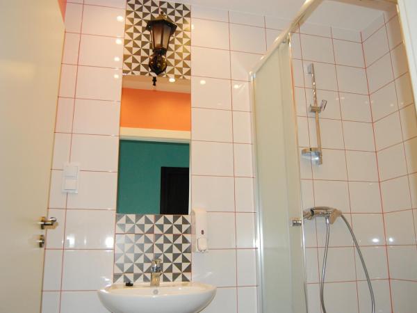 The Little Havana Party Hostel : photo 1 de la chambre lit dans dortoir de 8 lits avec salle de bains