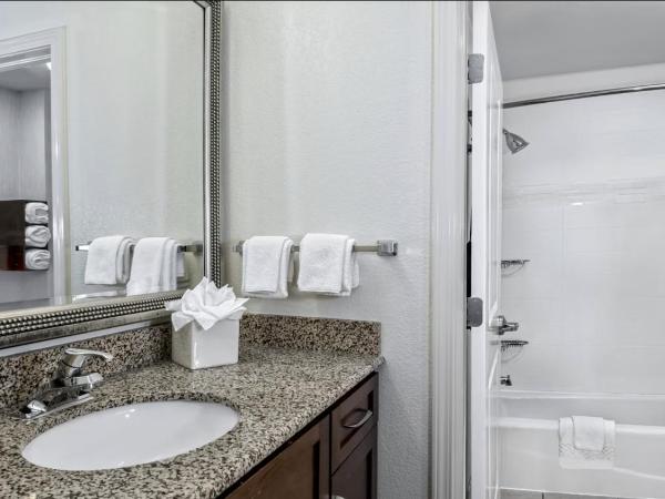Residence Inn by Marriott San Antonio SeaWorld / Lackland : photo 1 de la chambre suite 1 chambre lit king-size avec canapé-lit