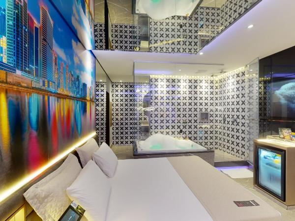 Motel DUBAI BH : photo 4 de la chambre studio avec baignoire spa