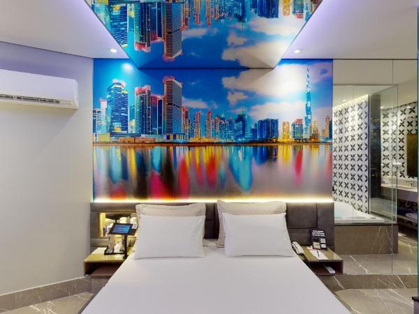 Motel DUBAI BH : photo 2 de la chambre studio avec baignoire spa