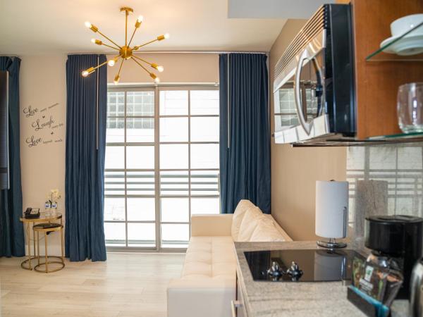 Strand Ocean Drive Suites : photo 3 de la chambre top floor one-bedroom king suite - unit b305