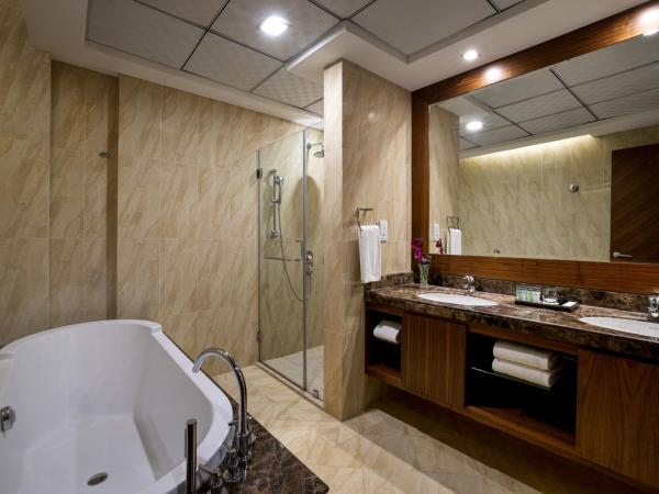 La Suite Dubai Hotel & Apartments : photo 3 de la chambre deluxe three bedroom penthouse - complimentary transfer to mall of the emirates, insurance market metro station & jbr beach