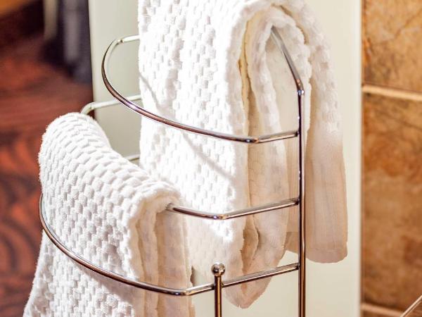 Service Plus Inns and Suites Calgary : photo 3 de la chambre suite lit king-size avec baignoire spa - non-fumeurs