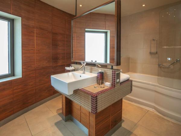 The Crown London, WorldHotels Distinctive : photo 6 de la chambre suite lit king-size avec salon