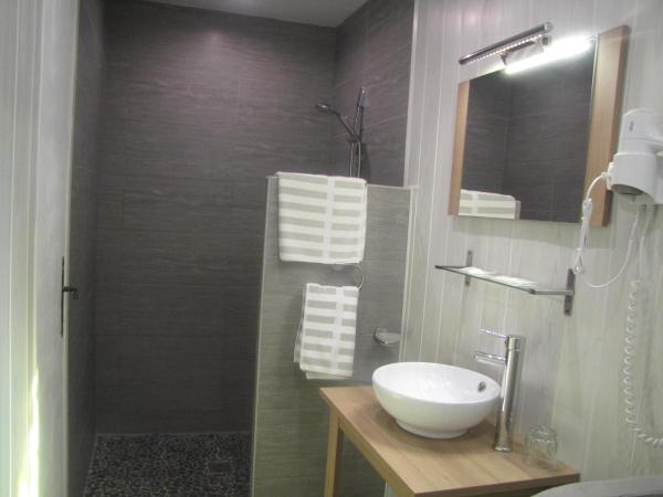 Hôtel Les Orangers : photo 2 de la chambre chambre lits jumeaux avec terrasse et climatisation