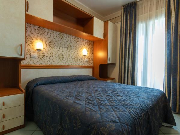 Hotel River fronte mare con piscina : photo 3 de la chambre chambre double ou lits jumeaux - vue latérale sur mer