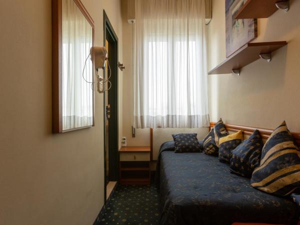 Hotel River fronte mare con piscina : photo 4 de la chambre petite chambre simple