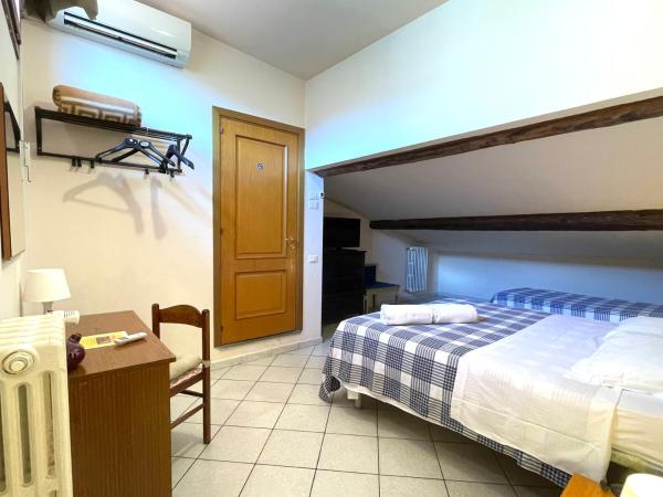 Hotel Leopolda : photo 1 de la chambre chambre double ou lits jumeaux Économique - mansardée