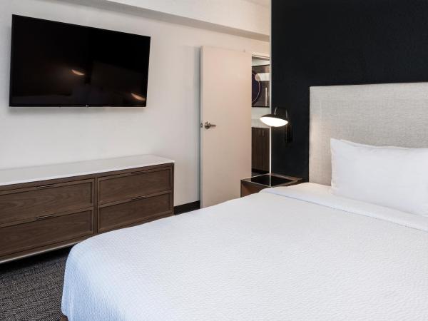 Courtyard by Marriott Charlotte Ballantyne : photo 2 de la chambre suite 1 chambre lit king-size avec canapés-lits