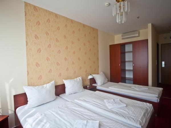 Canada Hotel Budapest : photo 3 de la chambre chambre triple